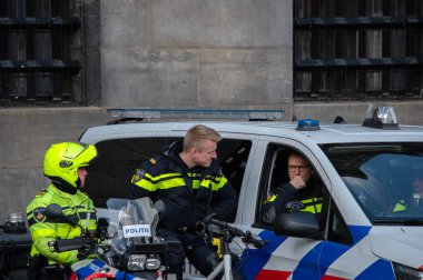 Polis Amsterdam 'daki Baraj Meydanı' nda Hollanda 'yı 23-3-2024