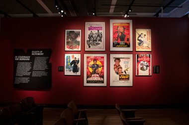 Hollanda 31-5-2024 tarihli Amsterdam Wereldmuseum Müzesindeki Dövüş Sanatları Sergisi 'nde posterler