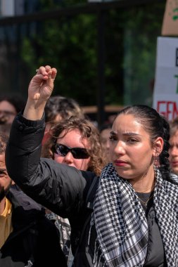 UVA Üniversitesi Amsterdam 7-5-2024 Öğrenci Gösterisinde Protestocu Ağzını Kapalı tut