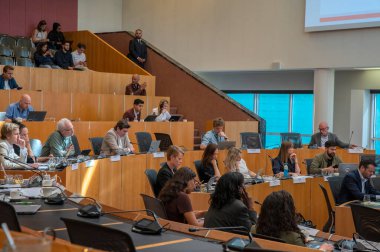 Amsterdam Raadszaal binasındaki Kamu ve Konsey üyeleri 10-5-2024