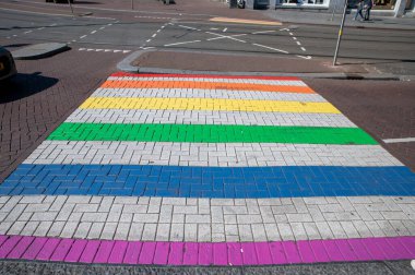 Amsterdam 'da Gökkuşağı Zebra Geçidi 20-7-2024 Hollanda