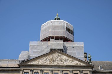 Amsterdam 'daki barajdaki sarayın saat kulesindeki yenileme çalışmaları Hollanda 20-7-2024