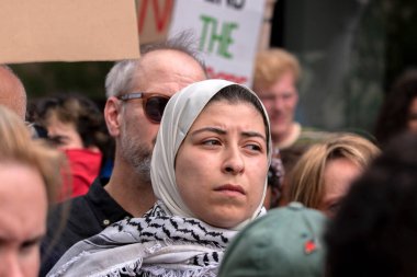 UVA Üniversitesi Amsterdam 'daki Öğrenci Gösterisinde Üzgün Kadın 7-5-2024