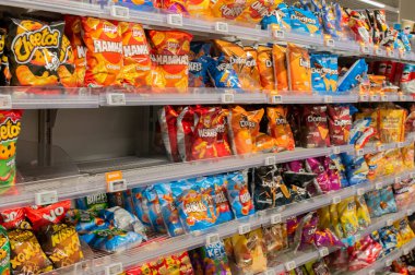 AH süpermarketinde patates cipsi satmak Amsterdam 14-5-2024 Hollanda
