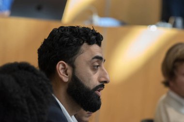 Sheher Khan Amsterdam Raadszaal binasındaki halk toplantısında Hollanda 10-5-2024