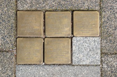 Amsterdam 'daki Delaville Ailesi' nden Stolperstein Anıt Taşı 21-3-2024