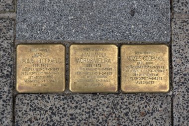 Jansje Parijs-Bleekveld 'den Stolperstein Anıt Taşı ve Amsterdam' dan Marianna Worms-Vieijra ve Mozes Coopman