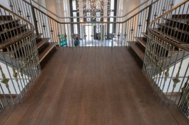 Amsterdam 'daki Groote Müzesi' ndeki merdiven. Hollanda 21-6-2022.