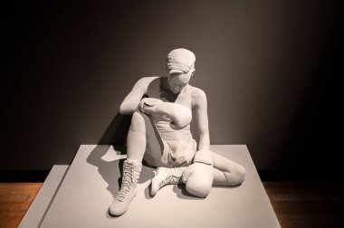 Hollanda 31-5-2024 tarihli Hollanda Wereldmuseum Müzesindeki Dövüş Sanatları Sergisi 'nde kadın boksör Helene heykeli.