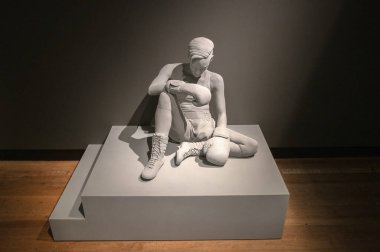 Hollanda 31-5-2024 tarihli Hollanda Wereldmuseum Müzesindeki Dövüş Sanatları Sergisi 'nde kadın boksör Helene heykeli.