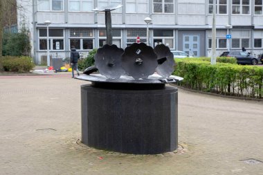 Amsterdam 'daki Karel Appel Çiçekleri Heykeli 20-3-2024