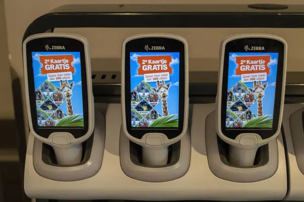 Amsterdam 'daki AH Süpermarketindeki Otomatik Tarama Makineleri Hollanda 26-7-2024