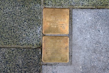 Amsterdam 'daki Aronson Ailesi' nden Stolperstein Anıt Taşı 21-3-2024