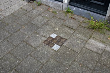 Amsterdam 'daki Aile Prins' ten Stolperstein Anıt Taşı. Hollanda 24-5-2024