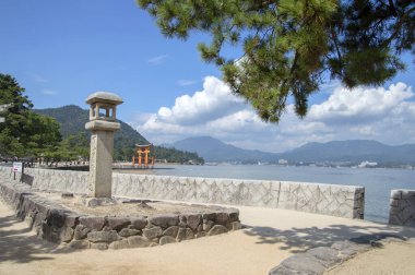 Arka planda feribotu olan Taş Fener Miyajima Japonya 'da 25-8-2016