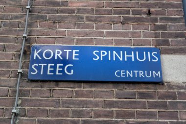 Amsterdam 'da Sokak İşareti Korte Spinhuissteeg Hollanda 22-4-2024