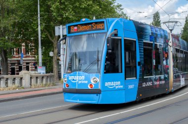 Theme Tram 19 Amazon Prime Amsterdam 'daki Çocuklar Hollanda 13-6-2024