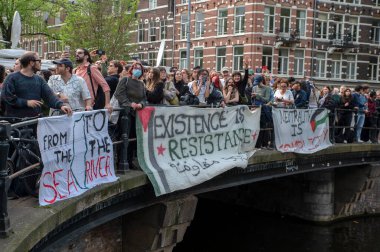 UVA Üniversitesi Amsterdam 'daki Öğrenci Gösterisinde Üç Bayrak Özgür Filistinli Hollanda 7-5-2024