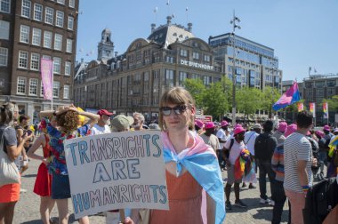 Amsterdam 'daki Gurur Yürüyüşü Gösterisi Hollanda 20-7-2024