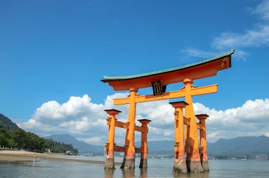 Miyajima 'daki Itsukushima Tapınağı' ndan Torii 25-8-2016