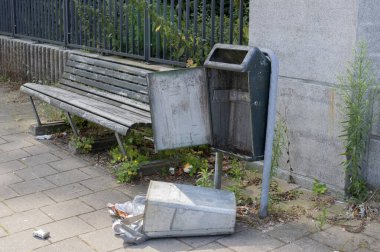 Çöp kutusunu kapatın çünkü insanlar Amsterdam 'da para için konserve ve şişe topluyor 31-7-2024