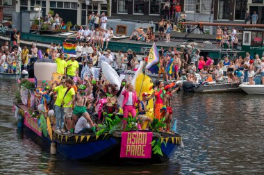 Asya Gururu NL Asya Onur NL Amsterdam 'daki Gaypride Kanal Bot Yürüyüşü Hollanda 3-8-2024