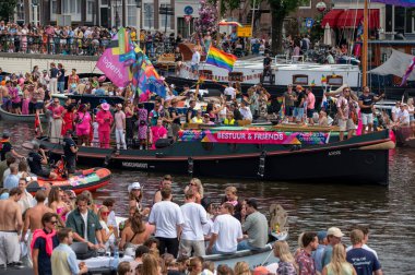 Bestuur ve Arkadaşları Hollanda 3-8-2024 Amsterdam 'daki Gaypride Kanal Geçidi' nde tekne gezintisi yapıyorlar.