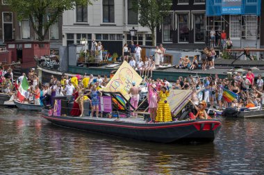 Hollanda 3-8-2024 Amsterdam 'daki Gaypride Kanal Geçidi' nde Sarışın En Blauw Teknesi