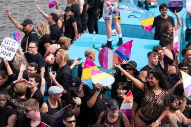 Hollanda 3-8-2024 Amsterdam 'daki Gaypride Kanal Tekne Geçidi' nde COC Nederland Teknesi