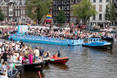 Hollanda 3-8-2024 Amsterdam 'daki Gaypride Kanal Tekne Geçidi' nde COC Nederland Teknesi