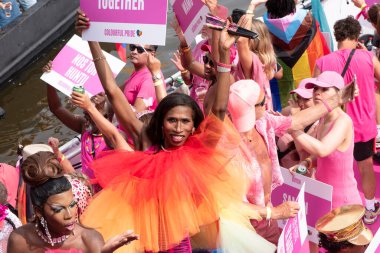 Renkli Gurur X Jones Amsterdam 'daki Gaypride Kanal Geçidi' nde Hollanda 3-8-2024