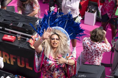 Renkli Gurur X Jones Amsterdam 'daki Gaypride Kanal Geçidi' nde Hollanda 3-8-2024