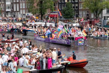De Zaanse Regenboog Boat Amsterdam 'da Gaypride Kanal Geçidi 3-8-2024