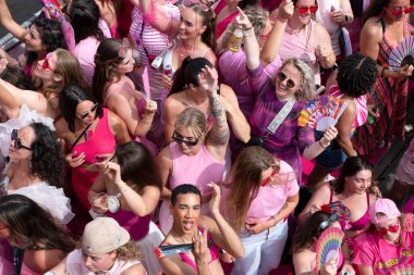 Amsterdam 'daki Gaypride Kanal Geçidi' nde Kadın Teknesi 3-8-2024