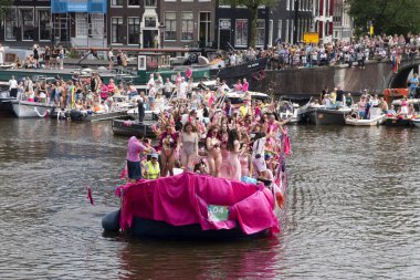 Amsterdam 'daki Gaypride Kanal Geçidi' nde Kadın Teknesi 3-8-2024