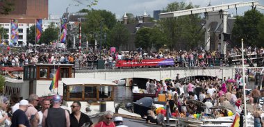 Panorama Fotoğraf: Gaypride Canal Boat Parade Amsterdam Hollanda 3-8-2024