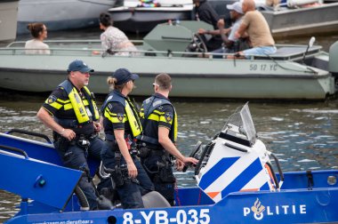 Amsterdam 'da Teknede Polis Adamları 4-8-2024