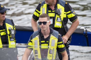 Amsterdam 'da Teknede Polis Adamları 4-8-2024
