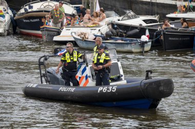 Amsterdam 'da Teknede Polis Adamları 4-8-2024