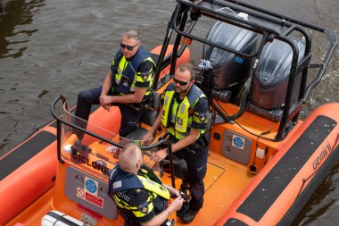 Hollanda 4-8-2024 Amsterdam 'daki Gaypride' de Polis Adamları Teknede