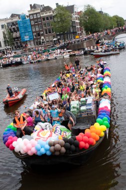 Amsterdam 'daki Gaypride Kanal Geçit Töreni Gurur Üniversitesi 3-8-2024