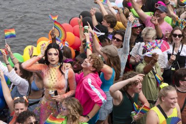 Amsterdam 'daki Gaypride Kanal Geçit Töreni Gurur Üniversitesi 3-8-2024