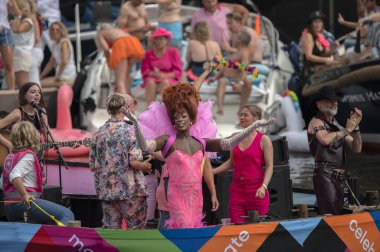 Hollanda 3-8-2024 Amsterdam Gaypride Kanal Geçit Töreni 'nde Amsterdam Gururu Teknesi