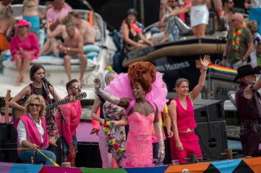 Hollanda 3-8-2024 Amsterdam Gaypride Kanal Geçit Töreni 'nde Amsterdam Gururu Teknesi