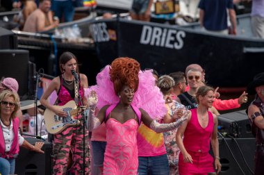 Hollanda 3-8-2024 Amsterdam Gaypride Kanal Geçit Töreni 'nde Amsterdam Gururu Teknesi