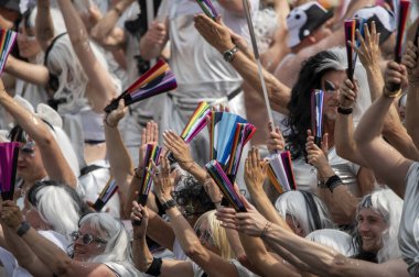 Hollanda 3-8-2024 Amsterdam 'daki Gaypride Kanal Geçit Töreni' nde aile teknesiyiz.