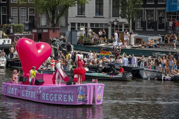 Dolly Bellefleur Teknesi Amsterdam 'daki Gaypride Kanal Geçidi' nde Hollanda 3-8-2024
