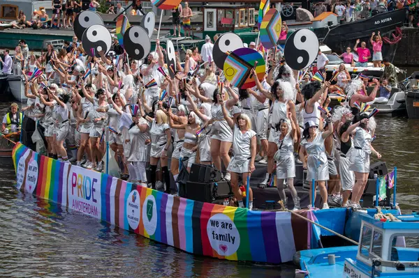 Hollanda 3-8-2024 Amsterdam 'daki Gaypride Kanal Geçit Töreni' nde aile teknesiyiz.