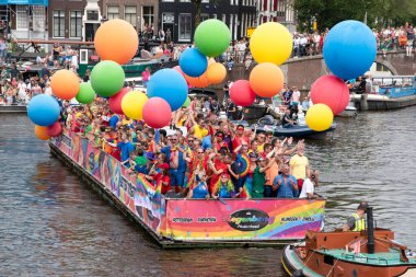 Hollanda 3-8-2024 tarihli Amsterdam 'daki Gaypride Kanal Tekne Geçidi' ndeki Bar De Regenboog 'daki İnsanlar