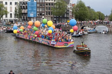 Hollanda 3-8-2024 tarihli Amsterdam 'daki Gaypride Kanal Tekne Geçidi' ndeki Bar De Regenboog 'daki İnsanlar